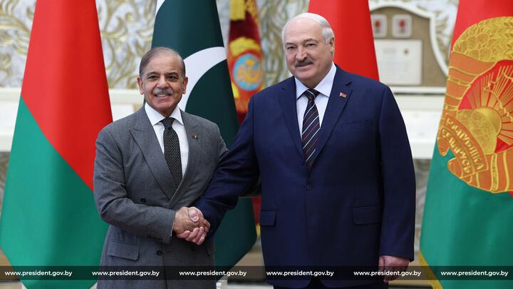 Александр Лукашенко с премьер-министром Пакистана Шахбазом Шарифом. 11 апреля 2025 года, Минск. Фото: president.gov.by