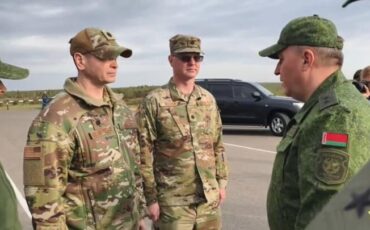 Встреча министра обороны Беларуси Виктора Хренина с представителями США на полигоне под Борисовом во время учений «Запад-2025», 15 сентября 2025 года. Скриншот видео Минобороны