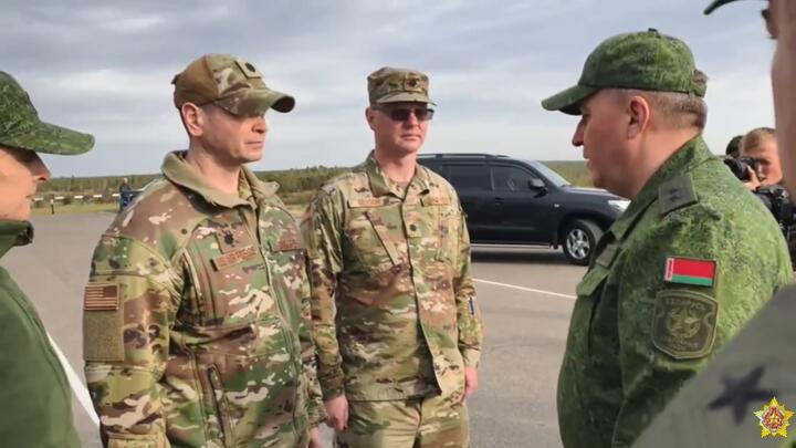Встреча министра обороны Беларуси Виктора Хренина с представителями США на полигоне под Борисовом во время учений «Запад-2025», 15 сентября 2025 года. Скриншот видео Минобороны