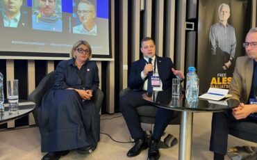 Ольга Зазулинская и Матвей Купрейчик на II Конгрессе по политзаключенным в Беларуси, Варшава, Польша, 26 сентября 2025 года. Фото: «Позірк»