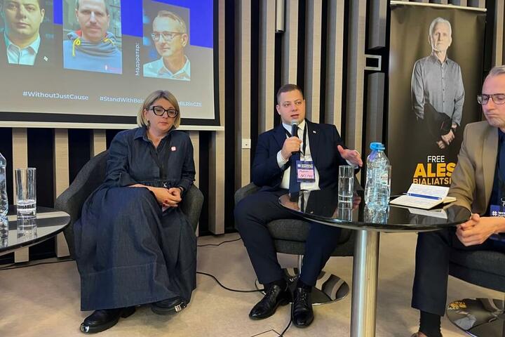 Ольга Зазулинская и Матвей Купрейчик на II Конгрессе по политзаключенным в Беларуси, Варшава, Польша, 26 сентября 2025 года. Фото: «Позірк»
