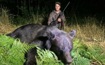 Денис Климец и убитый им медведь, 18 июля 2025 года. Фото: t.me/rgooboor_ohota