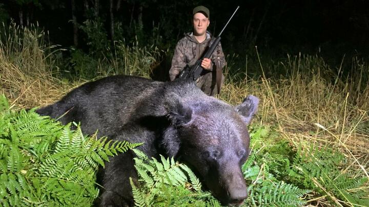 Денис Климец и убитый им медведь, 18 июля 2025 года. Фото: t.me/rgooboor_ohota