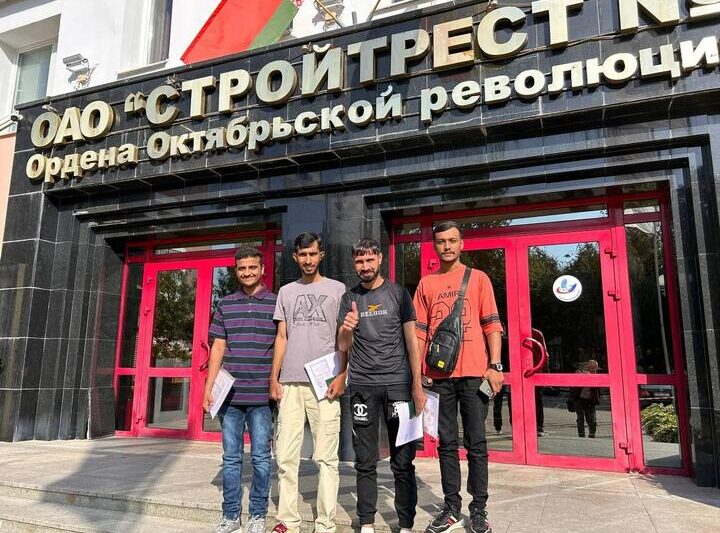 Трудовые мигранты из Пакистана при устройстве на работу в Стройтрест № 3 в Солигорске, сентябрь 2025 года. Фото: str3.by