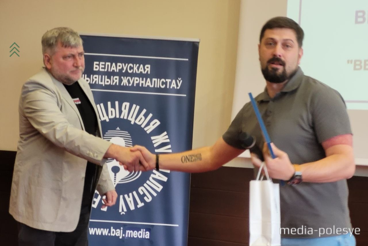 Узнагароду за першае месца ўручае старшыня БАЖ Андрэй Бастунец