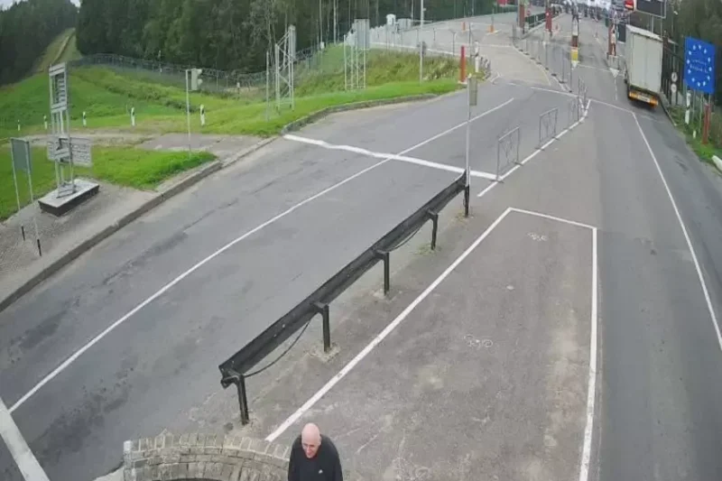 Николай Статкевич в тюремной робе сидит в нейтральной зоне между Беларусью и Литвой. Скриншот с онлайн-камеры Государственного пограничного комитета Беларуси