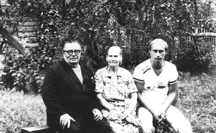 Владимир Путин с родителями, 1980-е. Фото: Kremlin.ru