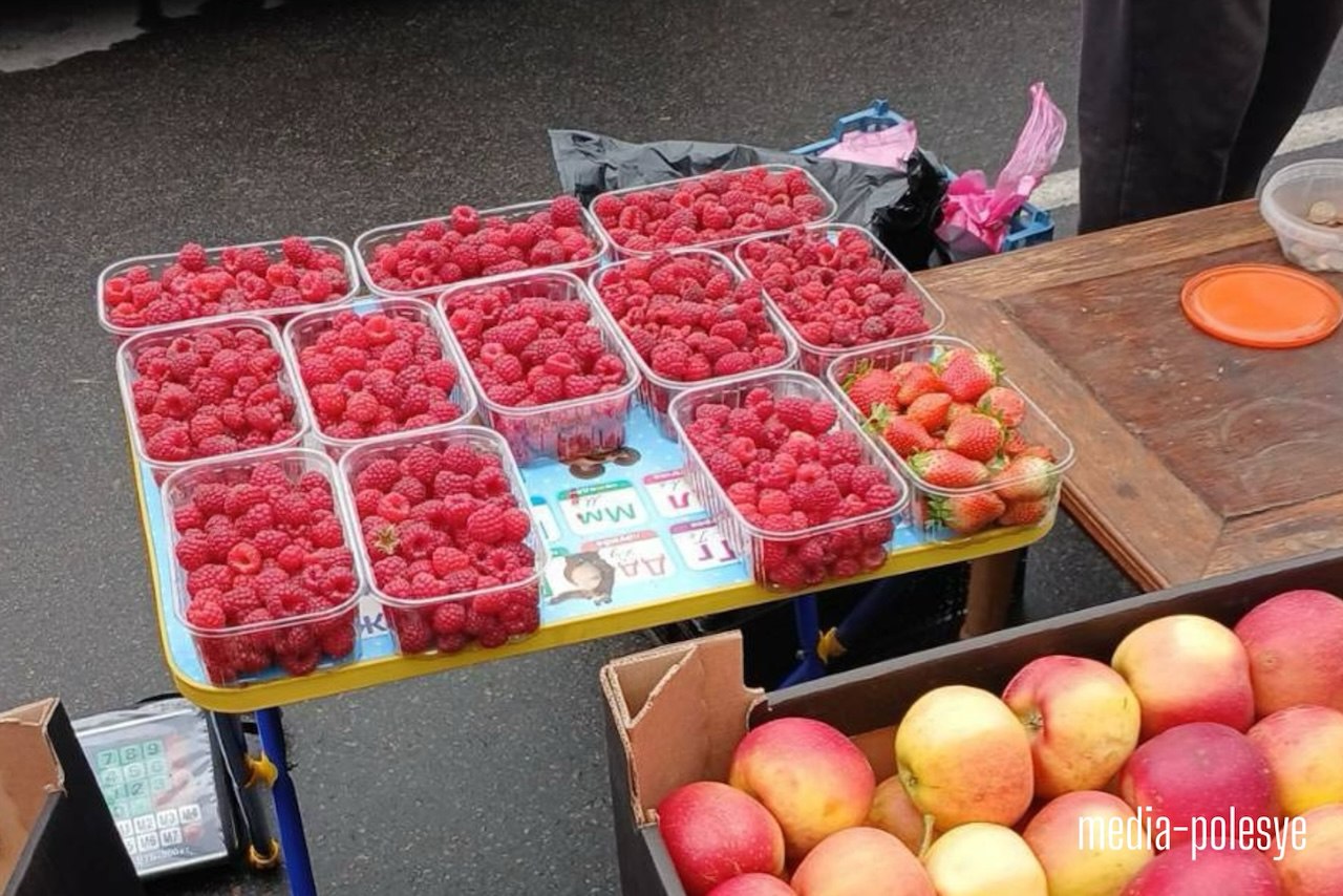 Лоток малины 10 рублей