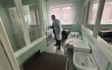 Александр Пачко посещает педиатрическое отделение ЦРБ. Фото ТГ райисполкома