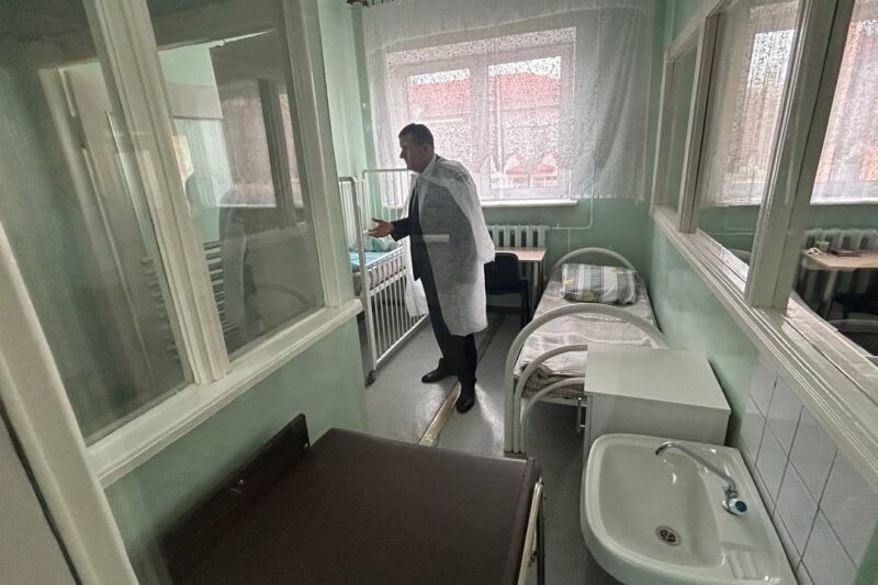 Александр Пачко посещает педиатрическое отделение ЦРБ. Фото ТГ райисполкома