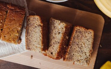 Влажный банановый хлеб с творогом и корицей