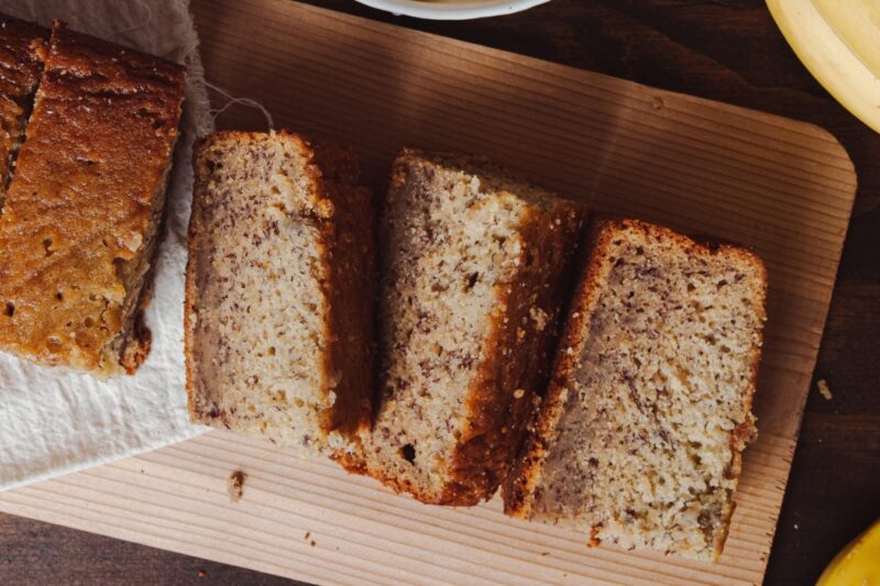 Влажный банановый хлеб с творогом и корицей