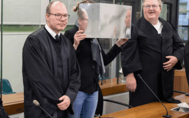 Евгения П. со своими адвокатами. Фото: berliner-zeitung.de