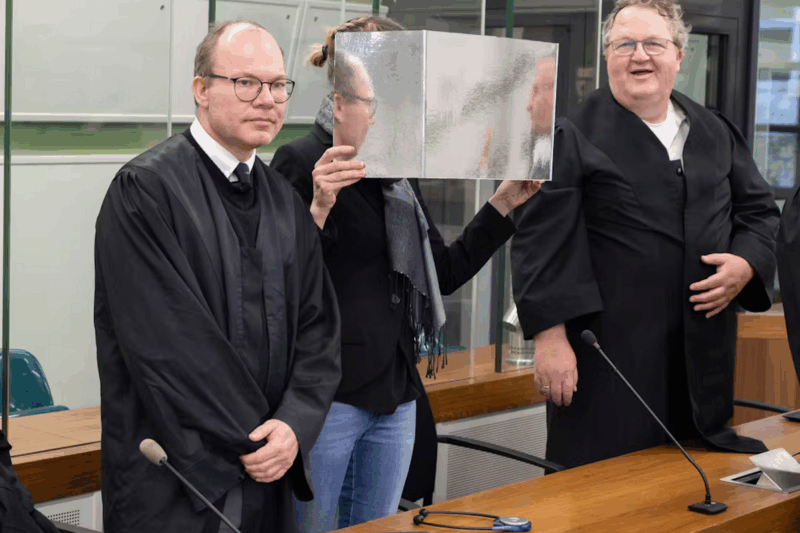 Евгения П. со своими адвокатами. Фото: berliner-zeitung.de