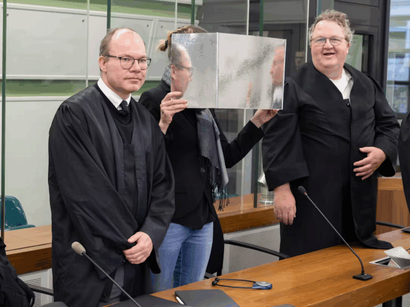 Евгения П. со своими адвокатами. Фото: berliner-zeitung.de