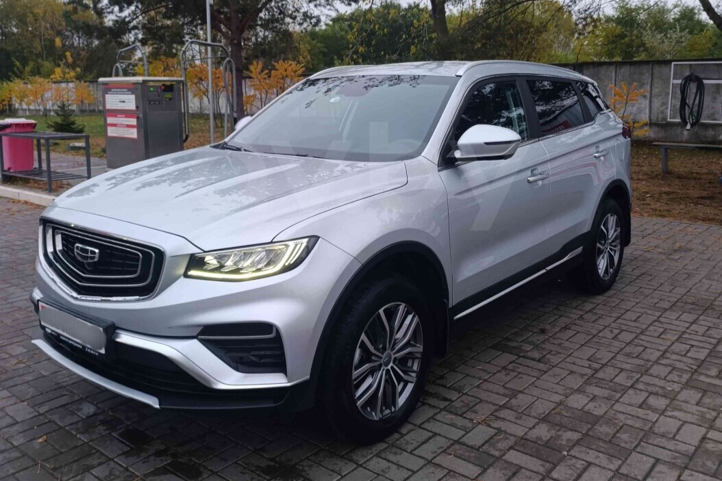 Китайская против европейской: самая дорогая машина на Полесье в начале ноября — Geely Atlas Pro vs BMW X7