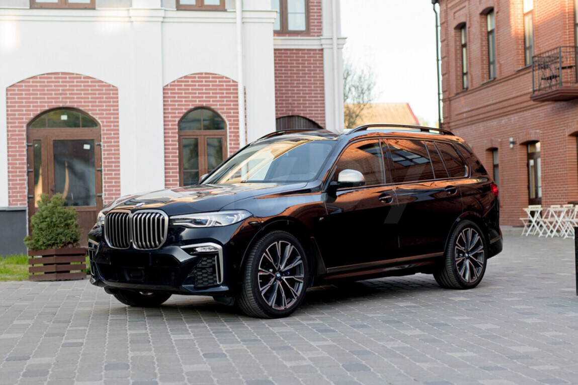 Китайская против европейской: самая дорогая машина на Полесье в начале ноября — Geely Atlas Pro vs BMW X7