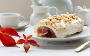 Меренговый рулет с начинкой из печёных яблок