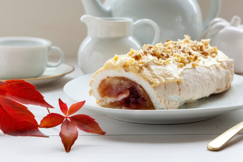 Меренговый рулет с начинкой из печёных яблок