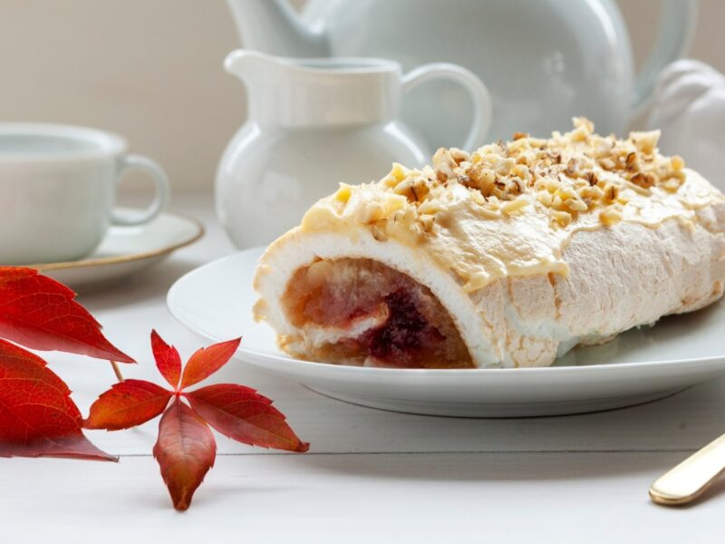 Меренговый рулет с начинкой из печёных яблок