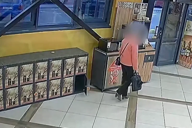 64-летняя жительница Пинска похитила сумку, забытую покупательницей в магазине