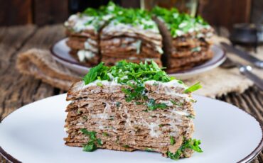 Простой торт из куриной печени с майонезом и чесноком