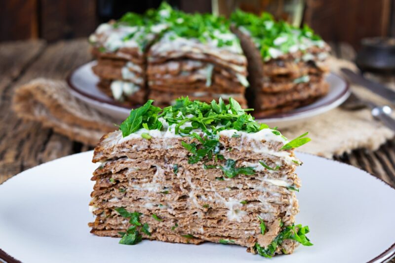 Простой торт из куриной печени с майонезом и чесноком