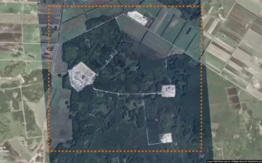 Западный, самый крупный участок строительства военного объекта на спутниковом снимке 18 декабря 2025 года. Обведены склады боеприпасов и небольшие ангары с оборонительными земляными насыпями