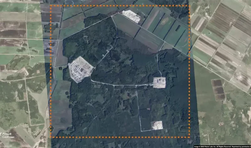 Западный, самый крупный участок строительства военного объекта на спутниковом снимке 18 декабря 2025 года. Обведены склады боеприпасов и небольшие ангары с оборонительными земляными насыпями