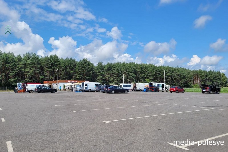 На клубничном рынке в Дворце летний сезон начался небывало тихо – покупатели есть, а вот ягод мало. Фото: media-polesye.com.