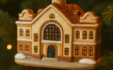 Лунинецкий вокзал в виде новогодней игрушки Лунинецкий вокзал в виде новогодней игрушки