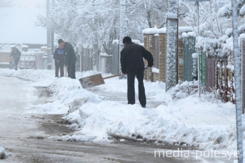 Уборка снега, фото из архива МП