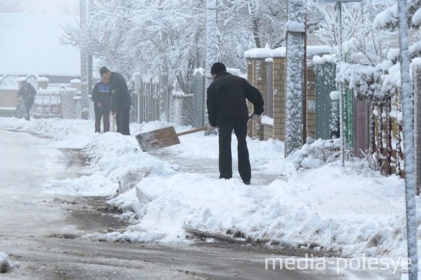 Уборка снега, фото из архива МП