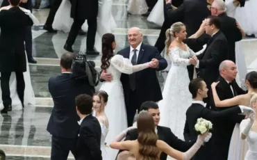 Лукашенко танцует на Новогоднем балу. Фото его пресс-службы Лукашенко танцует на Новогоднем балу. Фото его пресс-службы