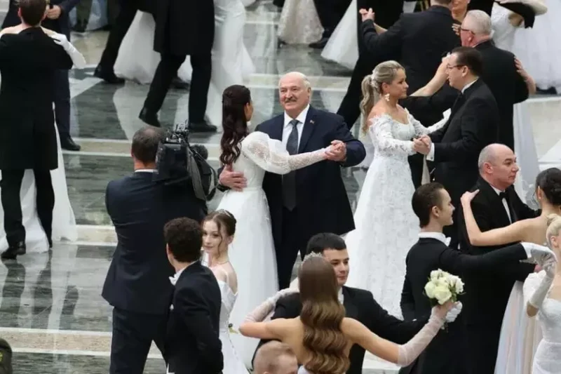 Лукашенко танцует на Новогоднем балу. Фото его пресс-службы