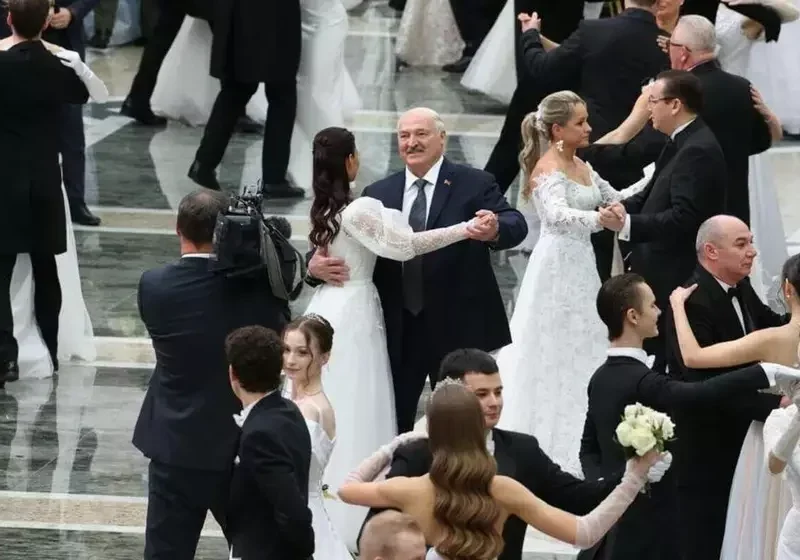 Лукашенко танцует на Новогоднем балу. Фото его пресс-службы