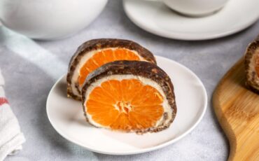 Шоколадный рулет с творожным кремом и мандаринами Шоколадный рулет с творожным кремом и мандаринами