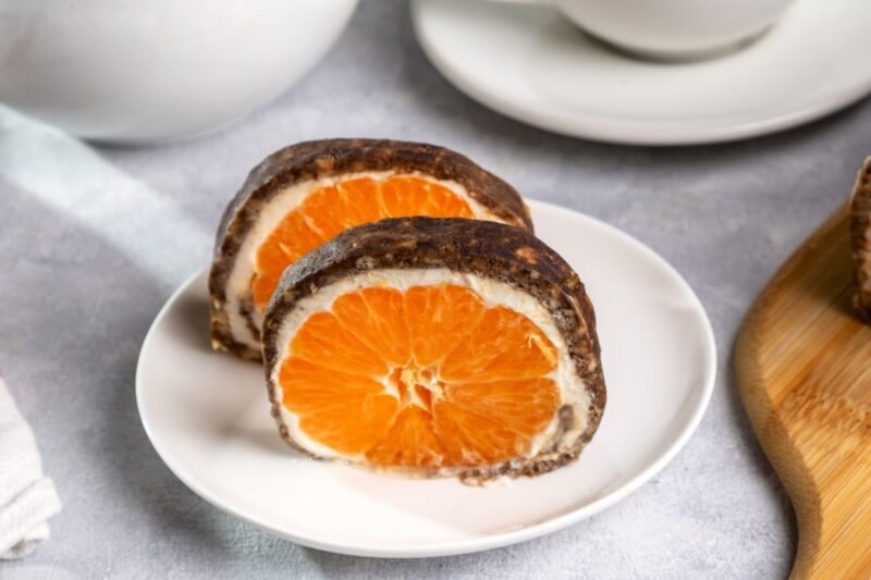 Шоколадный рулет с творожным кремом и мандаринами