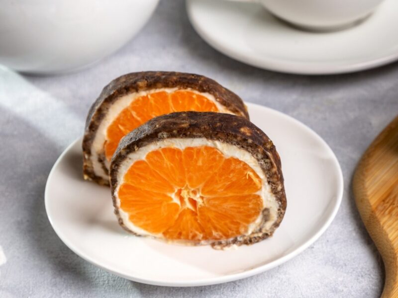 Шоколадный рулет с творожным кремом и мандаринами