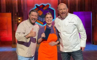 Ксения Чиликина вместе с ведущими «Битвы шефов» Ренатом Агзамовым и Константином Ивлевым. Здесь и далее скриншоты видео