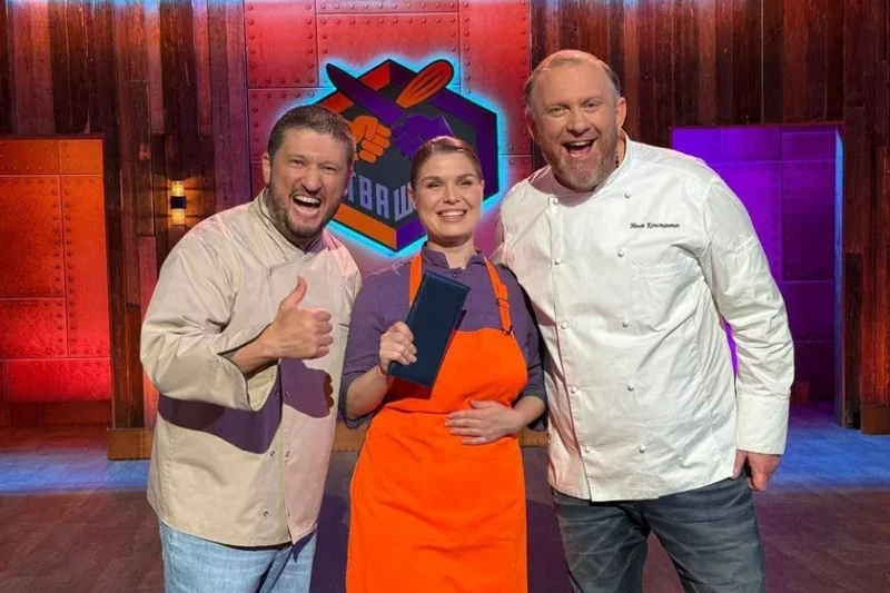 Ксения Чиликина вместе с ведущими «Битвы шефов» Ренатом Агзамовым и Константином Ивлевым. Здесь и далее скриншоты видео