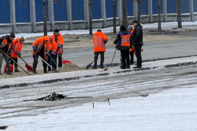 Коммунальщики убирают масло с улиц Днепра / фото Суспильне
