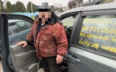 Общение покупателя с «дядей Мишей». Фото: threads.com/@kirznervadim