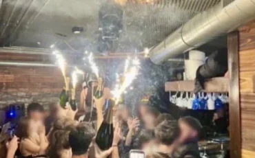 Фотография, на которой, предположительно, запечатлено начало пожара в баре Le Constellation, вызванное бенгальскими огнями в шампанском. Фото из соцсетей