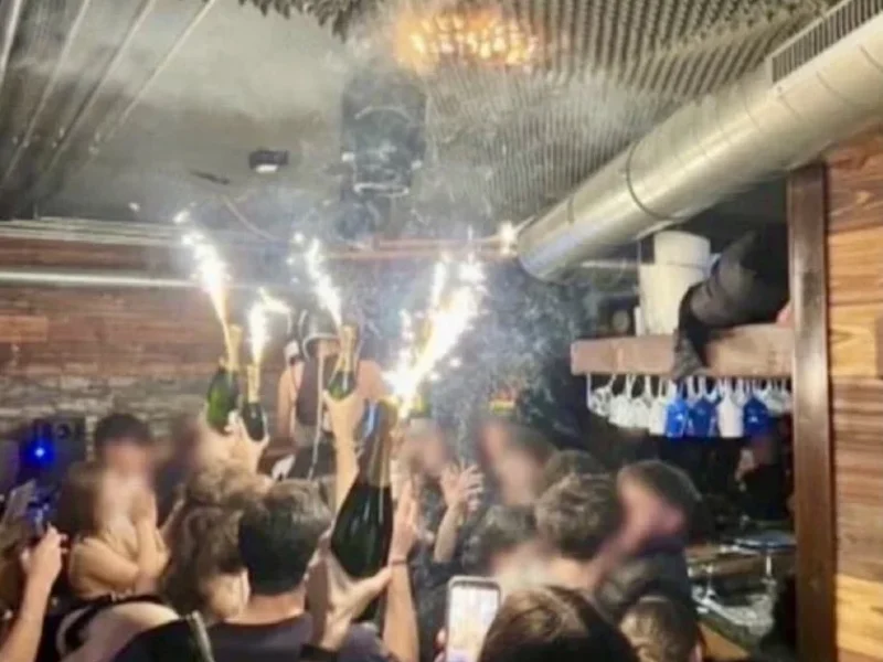 Фотография, на которой, предположительно, запечатлено начало пожара в баре Le Constellation, вызванное бенгальскими огнями в шампанском. Фото из соцсетей