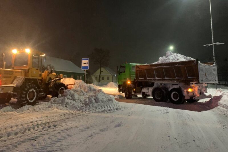 Снег на Столнщине расчищают круглые сутки. Фото: райисполком