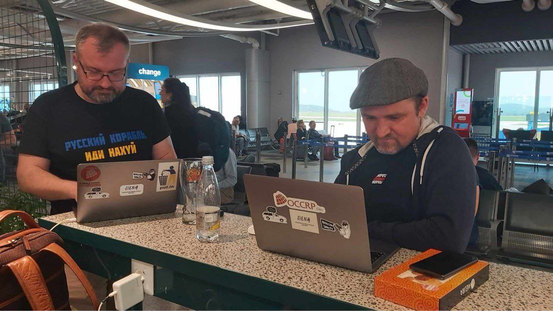 Александр Ярошевич вместе с коллегой из расследовательского центра Siena Шарунасом Черняускасом. Фото из личного архива