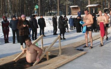 Окунание в купель на Белом озере в Лунинецком районе. Фото: соцсети