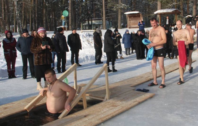 Окунание в купель на Белом озере в Лунинецком районе. Фото: соцсети