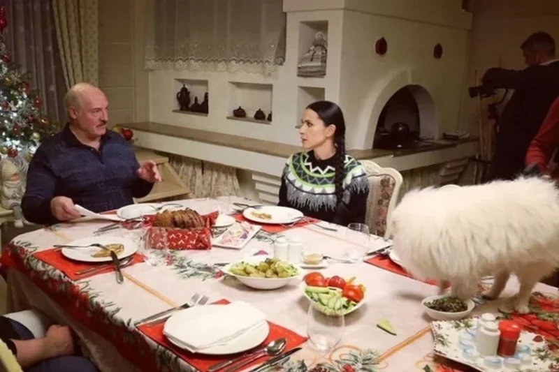 Александр Лукашенко принимает российскую пропагандистку в одной из своих резиденций. Скриншот с видео